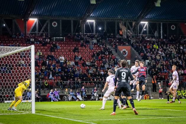 3 Liga FC Viktoria Köln VfL Osnabrück, 28 09 2025 Header duel between Theo Janotta VfL Osnabrück, 20 and Leonhard Münst Viktoria Köln, 5 Cologne, 28 09 2025, Matchday 8 of the 3 Football League, FC Viktoria Köln VfL Osnabrück at Sportpark Hoehenberg in Cologne The DFL regulations prohibit the use of photographs as image sequences and or quasi videos Copyright: xBEAUTIFULxSPORTS LeahxKohringx