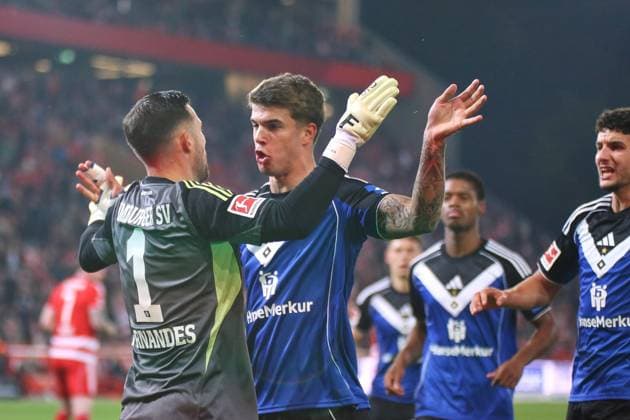 Berlin, Germany, 28 09 2025 Stadion Alte Försterei 5 Matchday, Season 2025 26, 1 Soccer Bundesliga Union Berlin Hamburger SV Daniel Heuer Fernandes 01, Hamburger SV is congratulated by Luka Vuskovic 44, Hamburger SV after saving a penalty in the 10th minute Copyright: xdtsxNachrichtenagenturx dts_85143