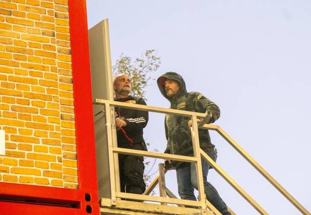 Soccer, Men, Season 2025 2026, 1 Bundesliga 5 Matchday , 1 FC Union Berlin Hamburger SV, Coach Steffen Baumgart 1 FC Union Berlin enters the attic of a container next to the guest block where he is watching the match, 28 09 2025, Copyright: xMatthiasxKochx