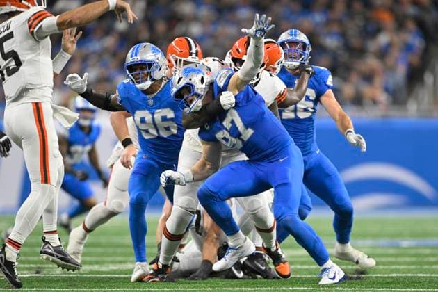 DETROIT, MI - SEPTEMBER 28: Detroit Lions Defensive End Aidan Hutchinson (97) gets held by Cleveland Browns OT Cornelius Lucas (71) in the second quarter during the game between Cleveland Browns and Detroit Lions on September 28, 2025 at Ford Field in Detroit, MI ( CSM) Detroit United States - ZUMAc04_ 20250928_zma_c04_018 Copyright: xAllanxDranbergx