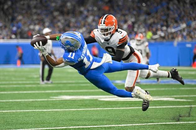 DETROIT, MI - SEPTEMBER 28: Detroit Lions Wide Receiver Kalif Raymond (11) catches a pass despite tight coverage by Cleveland Browns S Grant Delpit (9) during the game between Cleveland Browns and Detroit Lions on September 28, 2025 at Ford Field in Detroit, MI ( CSM) Detroit United States - ZUMAc04_ 20250928_zma_c04_020 Copyright: xAllanxDranbergx