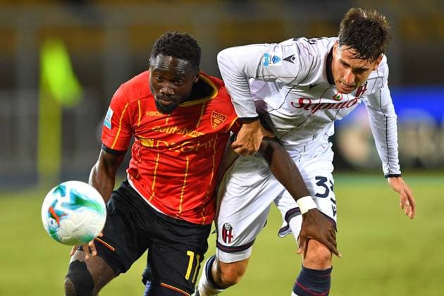 Lecce™s right wing Konan N™Dri (11 US Lecce) and Bologna s Left back Juan Miranda (33 Bologna FC 1909) in action during the Serie A Enilive soccer matchday 5 between US Lecce and Bologna FC 1909 at the Via del Mare Stadium in Lecce, Italy, Sunday, September 28, 2025. (Credit Image: Giovanni Evangelista LaPresse)  Copyright: xGiovannixEvangelista LaPressex