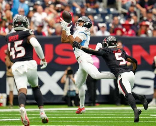 September 28, 2025, Houston, Texas, USA: Tennessee Titans wide receiver ELIC AYOMANOR (5) catches a pass for a first down during the first half of an NFL, American Football Herren, USA game between the Houston Texans and the Tennessee Titans on September 28, 2025 in Houston, Texas. Houston USA - ZUMAc201 20250928_zap_c201_011 Copyright: xScottxColemanx