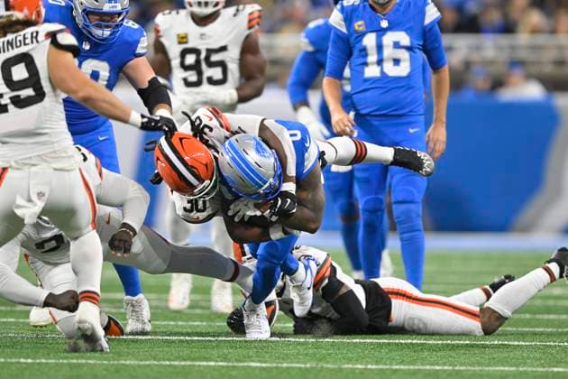 DETROIT, MI - SEPTEMBER 28: Cleveland Browns LB Devin Bush (30) tackles Detroit Lions Running Back Jahmyr Gibbs (0) during the game between Cleveland Browns and Detroit Lions on September 28, 2025 at Ford Field in Detroit, MI ( CSM) Detroit United States - ZUMAc04_ 20250928_zma_c04_027 Copyright: xAllanxDranbergx