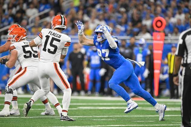 DETROIT, MI - SEPTEMBER 28: Detroit Lions Defensive End Aidan Hutchinson (97) deep in the backfield to sack Cleveland Browns QB Joe Flacco (15) during the game between Cleveland Browns and Detroit Lions on September 28, 2025 at Ford Field in Detroit, MI ( CSM) Detroit United States - ZUMAc04_ 20250928_zma_c04_029 Copyright: xAllanxDranbergx