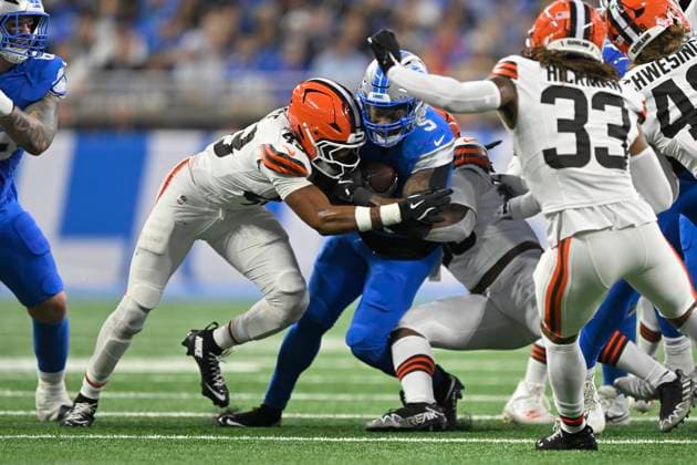 DETROIT, MI - SEPTEMBER 28: Detroit Lions Running Back David Montgomery (5) gets tackled by Cleveland Browns LB Mohamoud Diabate (43) during the game between Cleveland Browns and Detroit Lions on September 28, 2025 at Ford Field in Detroit, MI ( CSM) Detroit United States - ZUMAc04_ 20250928_zma_c04_031 Copyright: xAllanxDranbergx