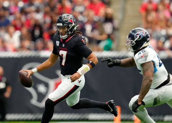 September 28, 2025, Houston, Texas, USA: Houston Texans quarterback C.J. STROUD (7) scrambles while being pursued by Tennessee Titans linebacker DRE MONT JONES (45) during the first half of an NFL, American Football Herren, USA game between the Houston Texans and the Tennessee Titans on September 28, 2025 in Houston, Texas. Houston USA - ZUMAc201 20250928_zap_c201_013 Copyright: xScottxColemanx