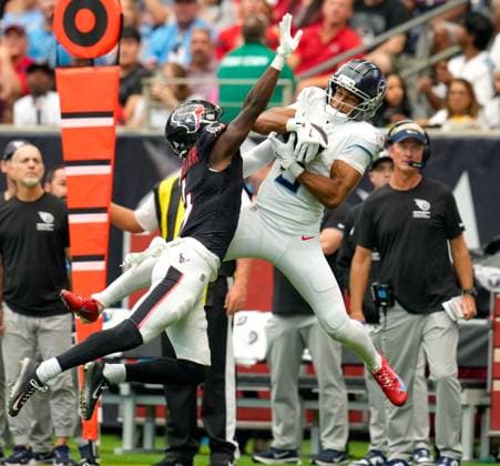 September 28, 2025, Houston, Texas, USA: Houston Texans cornerback KAMARI LASSITER (4) breaks up a pass intended for Tennessee Titans wide receiver ELIC AYOMANOR (5) during the first half of an NFL, American Football Herren, USA game between the Houston Texans and the Tennessee Titans on September 28, 2025 in Houston, Texas. Houston USA - ZUMAc201 20250928_zap_c201_016 Copyright: xScottxColemanx