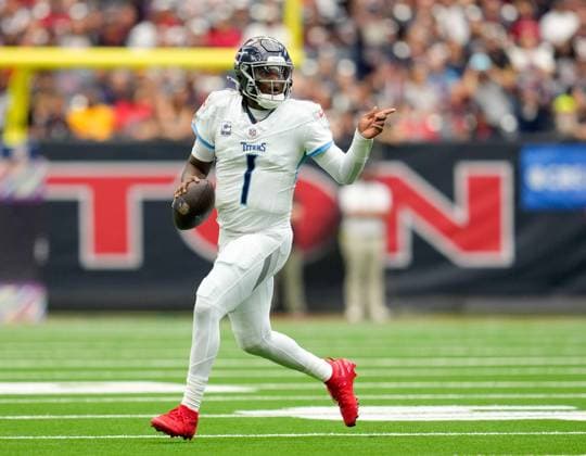 September 28, 2025, Houston, Texas, USA: Tennessee Titans quarterback CAM WARD (1) rolls out looking to pass during the first half of an NFL, American Football Herren, USA game between the Houston Texans and the Tennessee Titans on September 28, 2025 in Houston, Texas. Houston USA - ZUMAc201 20250928_zap_c201_017 Copyright: xScottxColemanx