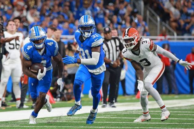 Cleveland Browns vs Detroit Lions DETROIT,MICHIGAN-SEPTEMBER 28: Detroit Lions cornerback DJ. Reed 4 intercepts a pass intended for Cleveland Browns wide receiver Jerry Jeudy 3 during the first half of an NFL, American Football Herren, USA football game between the Cleveland Browns and the Detroit Lions in Detroit, Michigan USA, on Sunday, September 28, 2025 Detroit Michigan United States  Copyright: xJorgexLemusx originalFilename:lemus-clevelan250928_npvOo.jpg