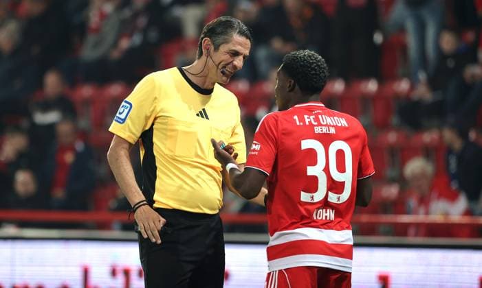 Referee Deniz Aytekin talks to Derrick Köhn Action upper body Sport Football Soccer Bundesliga Men DFL 5 Matchday Season 2025 2026 28 09 2025 1 FC Union Berlin FCU vs Hamburger SV HSV DFL regulations prohibit any use of photographs as image sequences and or quasi video