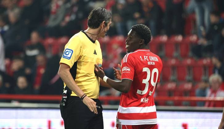 Referee Deniz Aytekin talks to Derrick Köhn Action upper body Sport Football Soccer Bundesliga Men DFL 5 Matchday Season 2025 2026 28 09 2025 1 FC Union Berlin FCU vs Hamburger SV HSV DFL regulations prohibit any use of photographs as image sequences and or quasi video