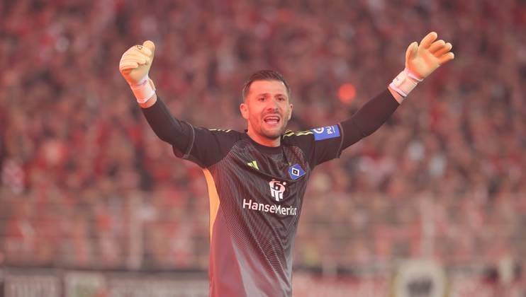 Goalkeeper Daniel Heuer Fernandes illuminated by pyrotechnics Action upper body Sport Football Soccer Bundesliga Men DFL 5 Matchday Season 2025 2026 28 09 2025 1 FC Union Berlin FCU vs Hamburger SV HSV DFL regulations prohibit any use of photographs as image sequences and or quasi video