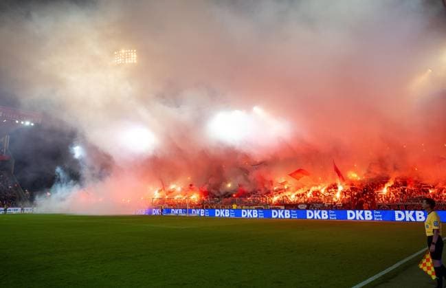 Soccer, Men, Season 2025 2026, 1 Bundesliga 5 Matchday , 1 FC Union Berlin Hamburger SV, Union fans set off fireworks, 28 09 2025, Copyright: xMatthiasxKochx