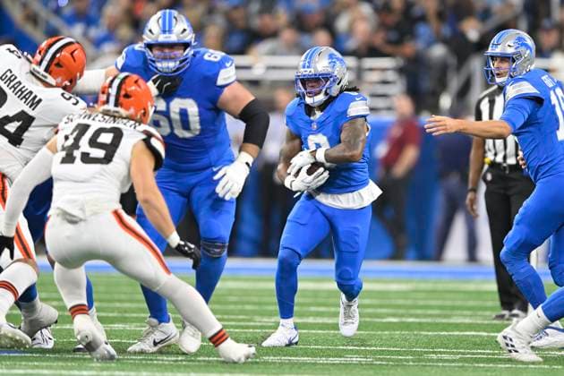 DETROIT, MI - SEPTEMBER 28: Detroit Lions Running Back Jahmyr Gibbs (0) takes the handoff during the game between Cleveland Browns and Detroit Lions on September 28, 2025 at Ford Field in Detroit, MI ( CSM) Detroit United States - ZUMAc04_ 20250928_zma_c04_048 Copyright: xAllanxDranbergx