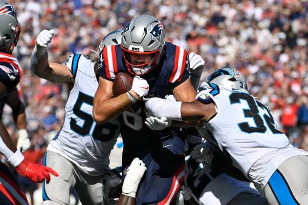 Sep 28, 2025; Foxborough, Massachusetts, USA; New England Patriots tight end Hunter Henry (85) runs the ball against Carolina Panthers linebacker Trevin Wallace (32) during the first half at Gillette Stadium, in Foxborough, Massachusetts. CSM Foxborough USA - ZUMAc04_ 20250928_zma_c04_042 Copyright: xEricxCanhax