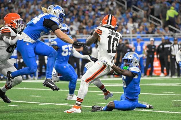 DETROIT, MI - SEPTEMBER 28: Detroit Lions Cornerback Terrion Arnold (6) pulls Cleveland Browns RB Quinshon Judkins (10) down as Detroit Lions Linebacker Alex Anzalone (34) hurdles in for backup during the game between Cleveland Browns and Detroit Lions on September 28, 2025 at Ford Field in Detroit, MI ( CSM) Detroit United States - ZUMAc04_ 20250928_zma_c04_047 Copyright: xAllanxDranbergx
