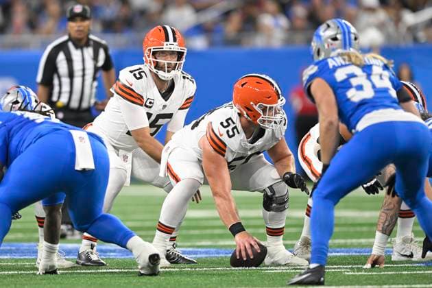 DETROIT, MI - SEPTEMBER 28: Cleveland Browns QB Joe Flacco (15) lines up under Cleveland Browns C Ethan Pocic (55) during the game between Cleveland Browns and Detroit Lions on September 28, 2025 at Ford Field in Detroit, MI ( CSM) Detroit United States - ZUMAc04_ 20250928_zma_c04_052 Copyright: xAllanxDranbergx