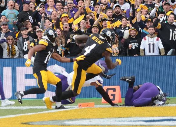 Pittsburgh Steelers Wide Receiver DK Metcalf scores a touchdown in their match against the Minnesota Vikings at Croke Park in Dublin, Ireland on Sunday September 28, 2025. The Steelers won the match 24-21.  LON2025092880 HUGOxPHILPOTT
