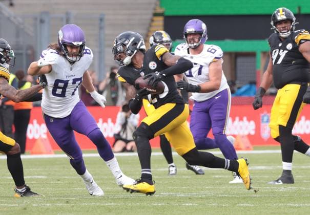Pittsburgh Steelers Running Back Kenneth Gainwell scores a touchdown in their match against the Minnesota Vikings at Croke Park in Dublin, Ireland on Sunday September 28, 2025. The Steelers won the match 24-21.  LON2025092889 HUGOxPHILPOTT