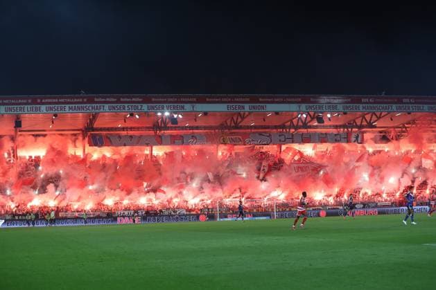 28 09 2025, xtgx, Soccer 1 Bundesliga Union Berlin Hamburger SV v l Symbol Photo, Symbol Image, Symbol, Pyro, Pyrotechnics, Smoke, Fog, Fans Union Berlin DFL DFB REGULATIONS PROHIBIT ANY USE OF PHOTOGRAPHS as IMAGE SEQUENCES and or QUASI VIDEO Berlin