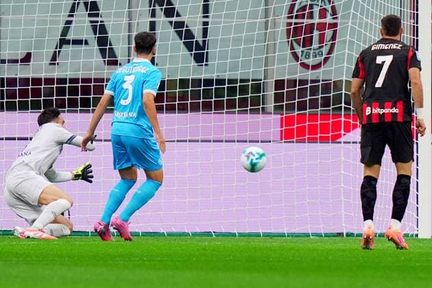AC Milan s Alexis Saelemaekers scores 1-0 during the Serie A soccer match between Milan and Napoli at the San Siro Stadium in Milan , north Italy - Sunday , September 28 , 2025. - Soccer .  Copyright: xSpada LaPressex