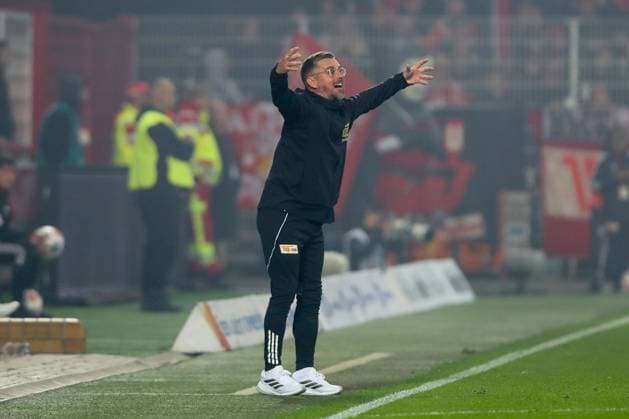 28 09 2025, xtgx, Fußball 1 Bundesliga Union Berlin Hamburger SV v l Sebastian Böning Union Berlin, Trainer gibt Anweisungen, gestikuliert mit den Armen, gesticulate, gives instructions DFL DFB REGULATIONS PROHIBIT ANY USE OF PHOTOGRAPHS as IMAGE SEQUENCES and or QUASI VIDEO Berlin