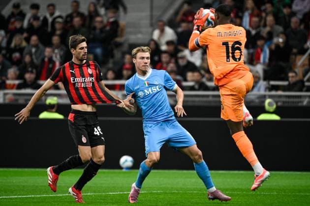Matteo Gabbia of AC Milan, Rasmus Hojlund of SSC Napoli and Mike Maignan of AC Milan during the Serie A 2025 2026 football match between AC Milan and SSC Napoli at San Siro Stadium in Milano (Italy), September 28, 2025. andreaxstaccioli