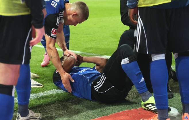 Warmed Omari injured Injury Sport Football Soccer Bundesliga Men DFL 5 Matchday Season 2025 2026 28 09 2025 1 FC Union Berlin FCU vs Hamburger SV HSV DFL regulations prohibit any use of photographs as image sequences and or quasi video
