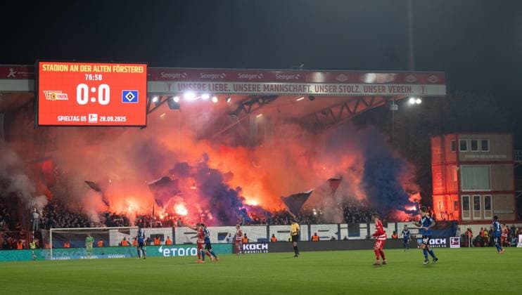 Soccer, Men, Season 2025 2026, 1 Bundesliga 5 Matchday , 1 FC Union Berlin Hamburger SV, HSV fans set off fireworks, 28 09 2025, Copyright: xMatthiasxKochx