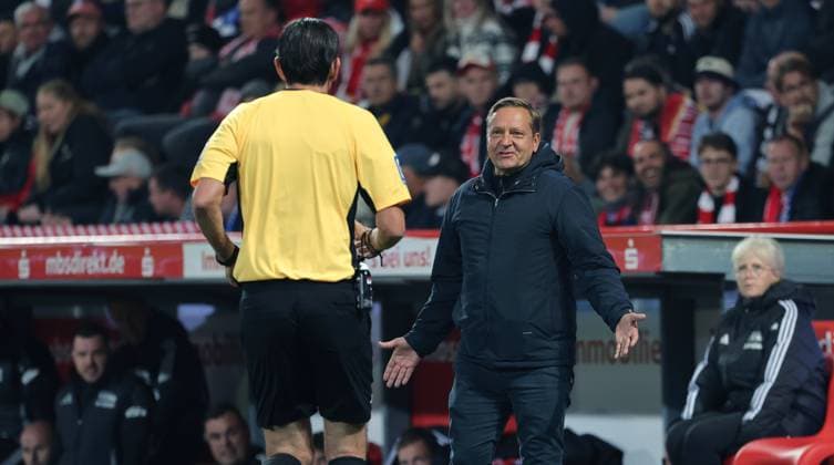 Sports director Horst Heldt talks to referee Deniz Aytekin Sport Football Soccer Bundesliga Men DFL 5 Matchday Season 2025 2026 28 09 2025 1 FC Union Berlin FCU vs Hamburger SV HSV DFL regulations prohibit any use of photographs as image sequences and or quasi video