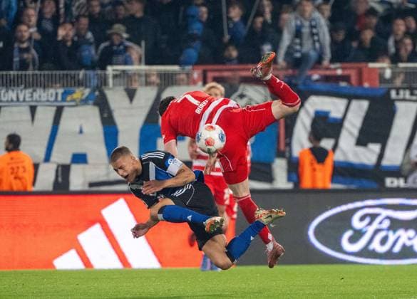 Soccer, Men, Season 2025 2026, 1 Bundesliga 5 Matchday , 1 FC Union Berlin Hamburger SV, v l Miro Muheim Hamburger SV , Oliver Burke 1 FC Union Berlin , 28 09 2025, Copyright: xMatthiasxKochx