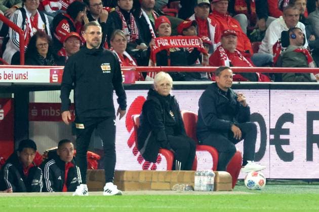 DEU, DFL, 1 FBL, 1 FC Union vs Hamburger SV, 28 09 2025, Stadion Alte Foersterei, Berlin, DEU, DFL, 1 FBL, 1 FC Union vs Hamburger SV, im Bild Co Trainer Sebastian Boenig 1 FC Union Berlin , Horst Heldt Geschaeftsfuehrer 1 FC Union Berlin DFL regulations prohibit any use of Photographs as image sequences and or quasi video nordphotoxGmbHx xEngler nph00076