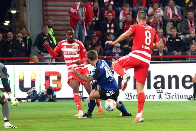 DEU, DFL, 1 FBL, 1 FC Union vs Hamburger SV, 28 09 2025, Stadion Alte Foersterei, Berlin, DEU, DFL, 1 FBL, 1 FC Union vs Hamburger SV, im Bild Ilyas Ansah 1 FC Union Berlin 10 , Rani Khedira 1 FC Union Berlin 8 , Luka Vuskovic Hamburger SV 44 DFL regulations prohibit any use of Photographs as image sequences and or quasi video nordphotoxGmbHx xEngler nph00076