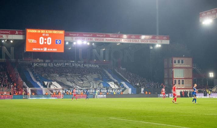 Soccer, Men, Season 2025 2026, 1 Bundesliga 5 Matchday , 1 FC Union Berlin Hamburger SV, Guest block, Fans of Hamburg, right in the container coach Steffen Baumgart 1 FC Union Berlin spent the match, 28 09 2025, Copyright: xMatthiasxKochx