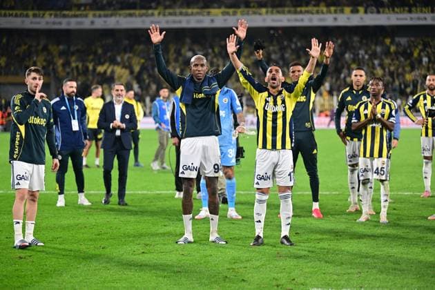 Fenerbahce v Antalyaspor - Turkish Super Lig ISTANBUL, TURKIYE - SEPTEMBER 28: Players of Fenerbahce celebrate their victory at the end of the Turkish Super Lig match between Fenerbahce and Hesap.com Antalyaspor at Chobani Stadium in Istanbul, Turkiye, on September 28, 2025. Serhat Cagdas Anadolu Istanbul Turkey. Editorial use only. Please get in touch for any other usage.  Copyright: x2025xAnadoluxSerhatxCagdasx