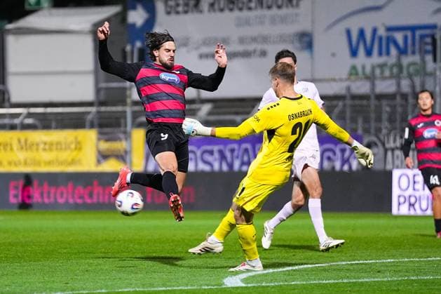 28 09 2025, xydrx, Fußball, 3 Liga, Viktoria Köln VFL Osnabrück, Saison 2025 2026, Sportpark Höhenberg Lex Tyger Lobinger Viktoria Köln 9 im Zweikampf gegen Lukas Jonsson VFL Osnabrück 21 DFB regulations prohibit any use of photographs as image sequences and or quasi video Nordrhein Westfahlen Germany