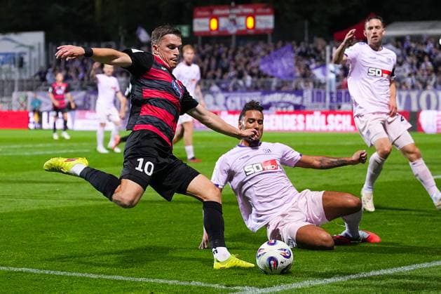 28 09 2025, xydrx, Fußball, 3 Liga, Viktoria Köln VFL Osnabrück, Saison 2025 2026, Sportpark Höhenberg David Otto Viktoria Köln 10 im Zweikampf gegen Yigit Karademir VFL Osnabrück 4 DFB regulations prohibit any use of photographs as image sequences and or quasi video Nordrhein Westfahlen Germany