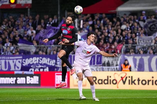 28 09 2025, xydrx, Fußball, 3 Liga, Viktoria Köln VFL Osnabrück, Saison 2025 2026, Sportpark Höhenberg Lex Tyger Lobinger Viktoria Köln 9 im Zweikampf gegen Theo Janotta VFL Osnabrück 20 DFB regulations prohibit any use of photographs as image sequences and or quasi video Nordrhein Westfahlen Germany