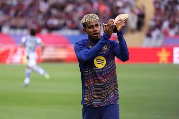 September 28, 2025, Barcelona, Barcelona, SPAIN: Lamine Yamal of FC Barcelona, Barca offers fans the Kopa trophy during the Spanish league, La Liga EA Sports, football match played between FC Barcelona and Real Sociedad at Estadi Olimpic Lluis Companys on September 28, 2025 in Barcelona, Spain. Barcelona SPAIN - ZUMAa181 20250928_zaa_a181_276 Copyright: xJavierxBorregox