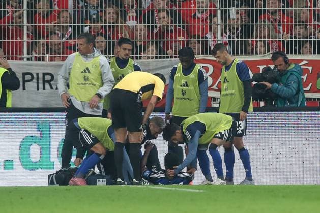 28.09.2025, xtgx, Fussball - 1.Bundesliga Union Berlin - Hamburger SV v.l. Warmed Omari (HSV, 17) verletzt, Verletzung (DFL DFB REGULATIONS PROHIBIT ANY USE OF PHOTOGRAPHS as IMAGE SEQUENCES and or QUASI-VIDEO) Berlin