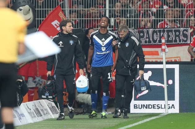 28.09.2025, xtgx, Fussball - 1.Bundesliga Union Berlin - Hamburger SV v.l. Warmed Omari (HSV, 17) verletzt, Verletzung (DFL DFB REGULATIONS PROHIBIT ANY USE OF PHOTOGRAPHS as IMAGE SEQUENCES and or QUASI-VIDEO) Berlin