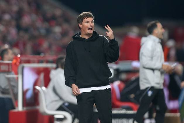 28 09 2025, xtgx, Fußball 1 Bundesliga Union Berlin Hamburger SV v l Merlin Polzin HSV, Trainer gibt Anweisungen, gestikuliert mit den Armen, gesticulate, gives instructions DFL DFB REGULATIONS PROHIBIT ANY USE OF PHOTOGRAPHS as IMAGE SEQUENCES and or QUASI VIDEO Berlin