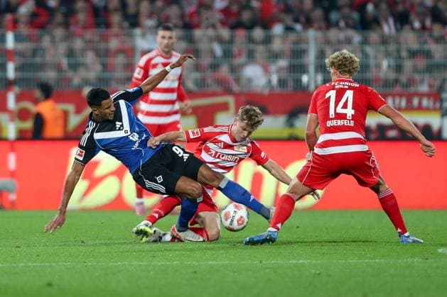 28 09 2025, xtgx, Fußball 1 Bundesliga Union Berlin Hamburger SV v l Robert Glatzel HSV, 9 , Andras Schaefer SchoÂ¤fer, Union Berlin, 13 Zweikampf, Duell, Kampf, tackle DFL DFB REGULATIONS PROHIBIT ANY USE OF PHOTOGRAPHS as IMAGE SEQUENCES and or QUASI VIDEO Berlin