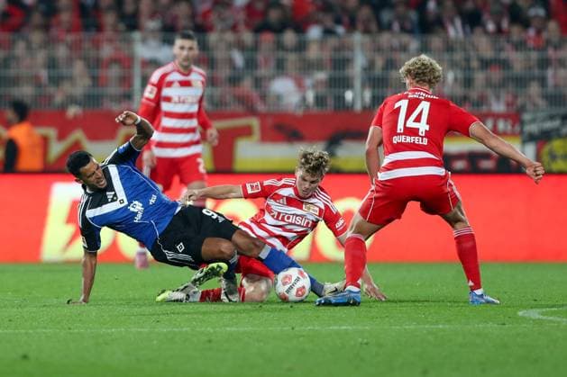 28 09 2025, xtgx, Fußball 1 Bundesliga Union Berlin Hamburger SV v l Robert Glatzel HSV, 9 , Andras Schaefer SchoÂ¤fer, Union Berlin, 13 Zweikampf, Duell, Kampf, tackle DFL DFB REGULATIONS PROHIBIT ANY USE OF PHOTOGRAPHS as IMAGE SEQUENCES and or QUASI VIDEO Berlin