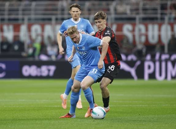 Kevin De Bruyne of SSC Napoli and Alexis Saelemaekers of AC Milan fighting for the ball during the Italian Serie A, 2025-2026 season, football match between AC Milan and SSC Napoli on 28 September 2025, at San Siro Stadium, Milan, Italy Photo Nderim Kaceli  Copyright: xNderimxKaceli IPAxSportx xipa-agency.netx xx IPA_65885998 IPA_Agency_IPA65885998