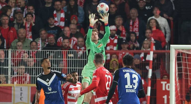 Goalkeeper Frederik Rönnow catches the ball duel Match scene Action Sport Football Soccer Bundesliga Men DFL 5 Matchday Season 2025 2026 28 09 2025 1 FC Union Berlin FCU vs Hamburger SV HSV DFL regulations prohibit any use of photographs as image sequences and or quasi video