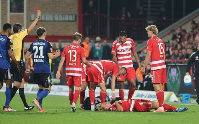 Referee Deniz Aytekin shows red card for Fabio Vieira Sport Fußball Fußball Bundesliga Herren DFL 5 Spieltag Saison 2025 2026 28 09 2025 1 FC Union Berlin FCU vs Hamburger SV HSV DFL regulations prohibit any use of photographs as image sequences and or quasi video