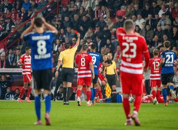 Soccer, Men, Season 2025 2026, 1 Bundesliga 5 Matchday , 1 FC Union Berlin Hamburger SV, Referee Deniz Aytekin shows Fabio Vieira center on the ground, Hamburger SV the red card, 28 09 2025, Copyright: xMatthiasxKochx
