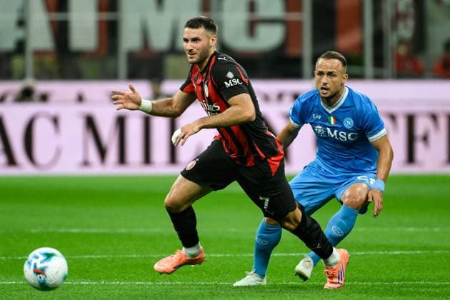 Santiago Gimenez of AC Milan and Stanislav Lobotka of SSC Napoli during the Serie A 2025 2026 football match between AC Milan and SSC Napoli at San Siro Stadium in Milano (Italy), September 28, 2025. andreaxstaccioli
